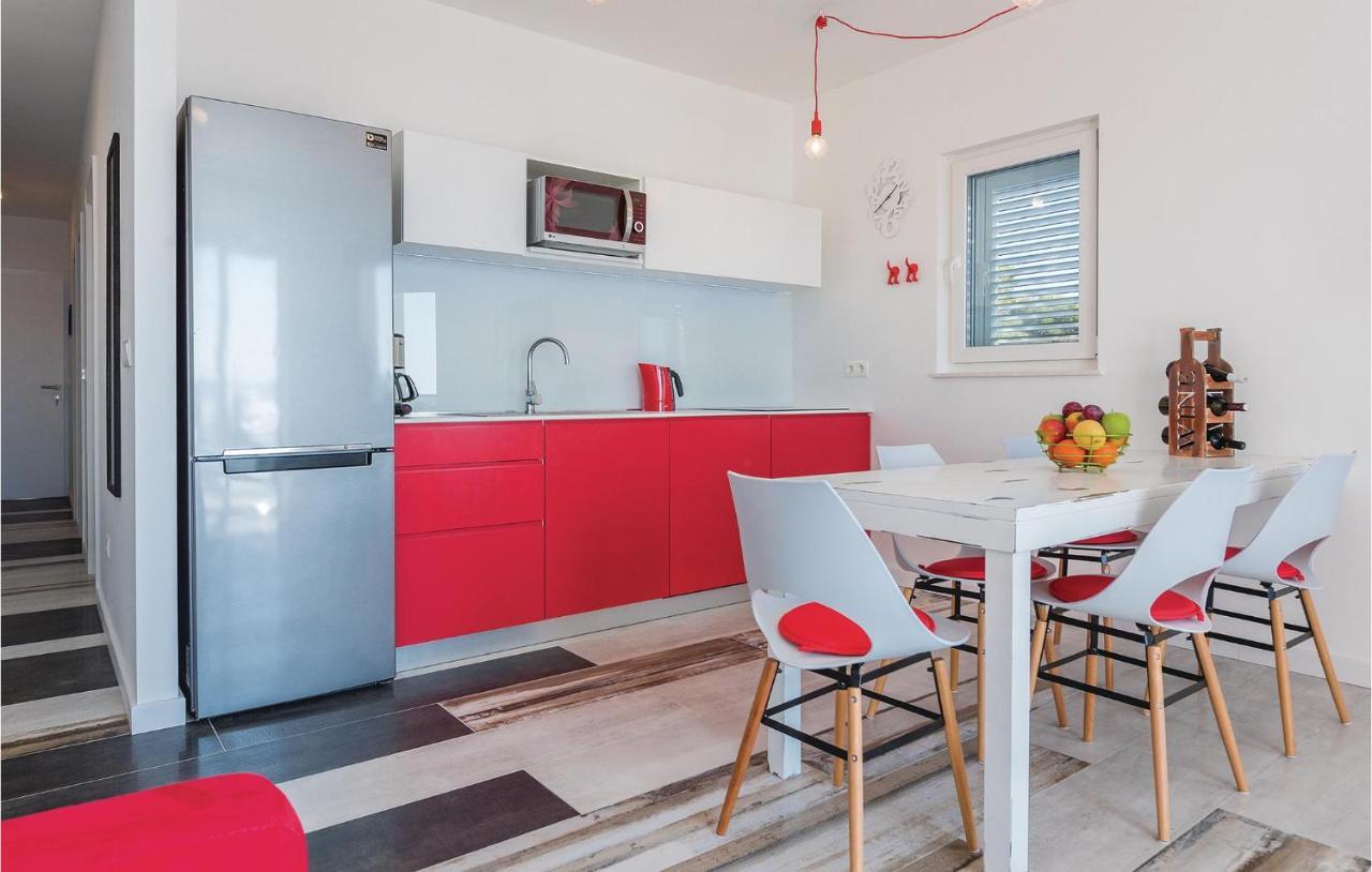 Cozy Apartment In Brodarica With Wifi Экстерьер фото